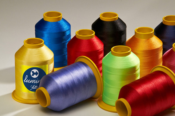 Cones de linha de bordado Lumina (Setta) brilhantes em amarelo, azul, vermelho, laranja, verde-limão e magenta com base dourada